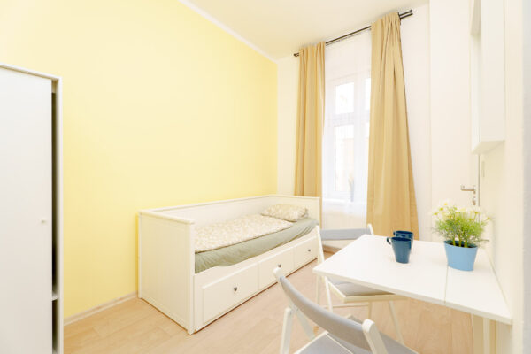 Nice furnished studio apartment - Image 2