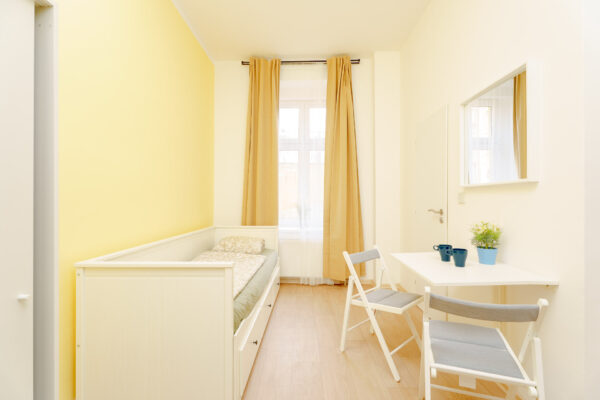 Nice furnished studio apartment - Image 3