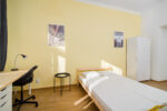 Sunny room with plenty space - Image 4