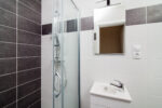 Sunny room with plenty space - Image 5